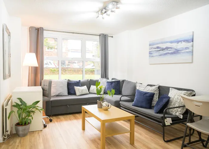 Silver Pines - 2Br - King Bed - 6 Guests - Wi-Fi - Free Parking